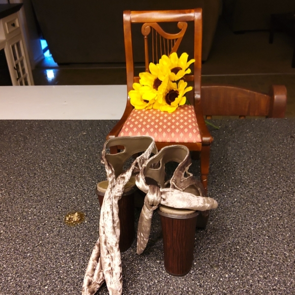 Very VOLATILE TIE back heels champagne color shoes - Picture 2 of 7